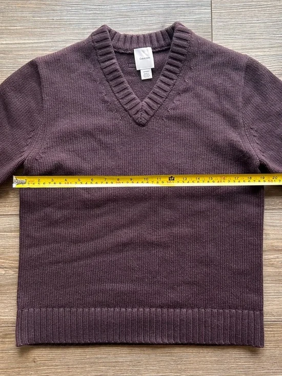 Calvin Klein | Wool V-Neck Sweater in Raisin Burgendy (X-Small) - Picture 8 of 11